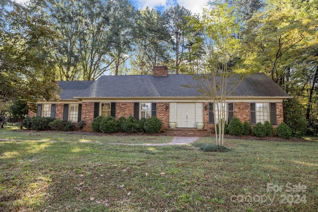 single story home with a front yard