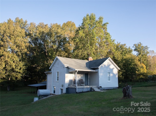 view of front of property featuring a front yard and a porch