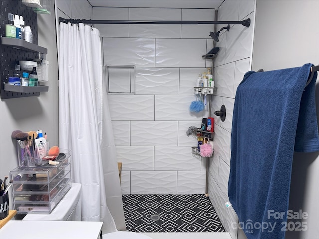 bathroom featuring a shower with shower curtain