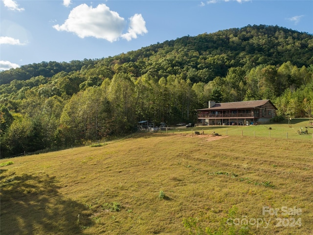 view of yard featuring a rural view