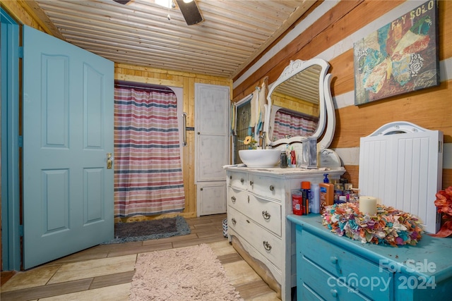 interior space featuring sink, light hardwood / wood-style floors, and ceiling fan