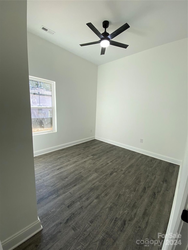 unfurnished room with dark wood-type flooring and ceiling fan