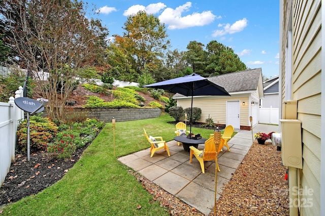 view of yard featuring a patio area