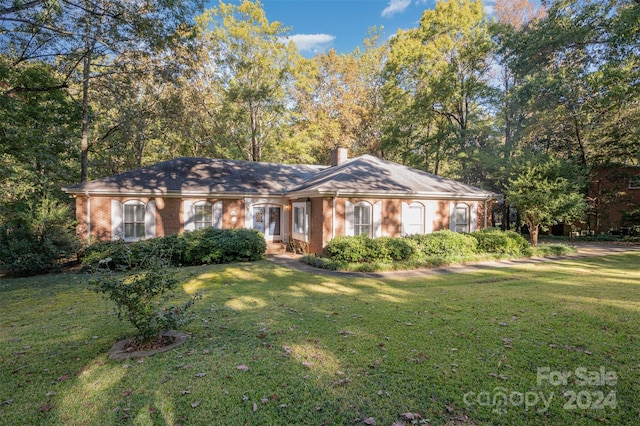 ranch-style house featuring a front lawn