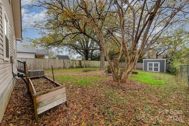 view of yard featuring a shed