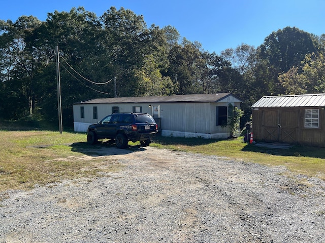 manufactured / mobile home featuring an outdoor structure