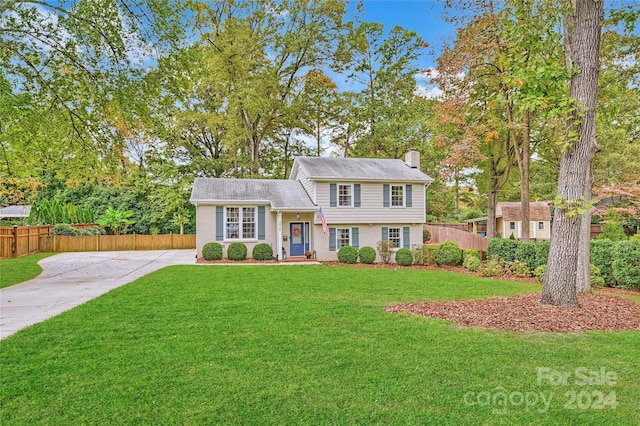 view of front of house featuring a front lawn