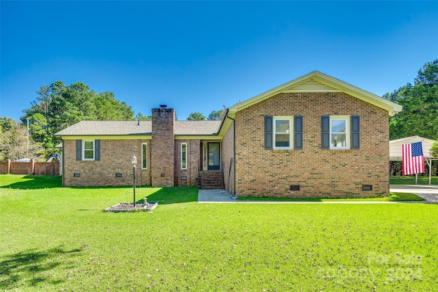 view of front of property featuring a front lawn