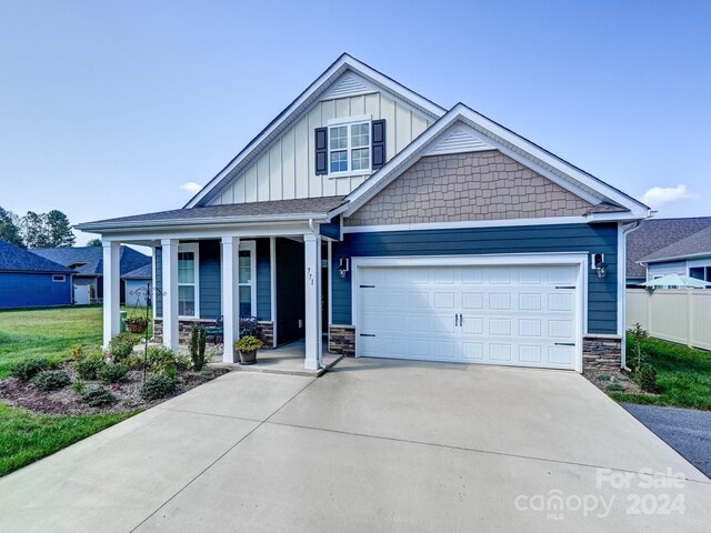 craftsman-style home featuring a porch and a front lawn