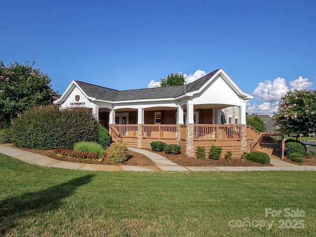 craftsman house featuring covered porch and a front lawn