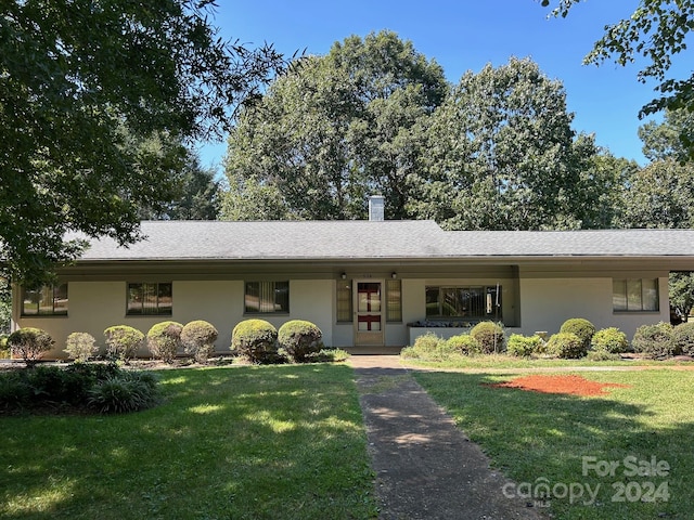 single story home with a front lawn