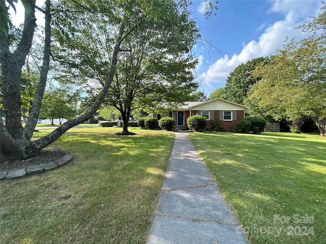 view of front facade with a front lawn