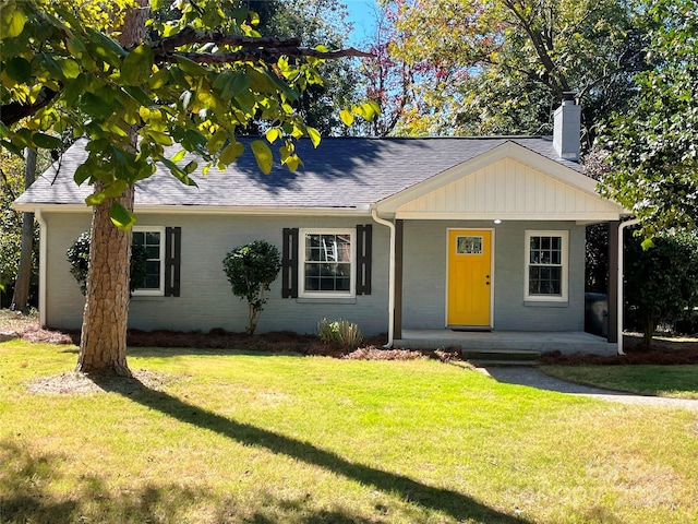 single story home featuring a porch and a front lawn