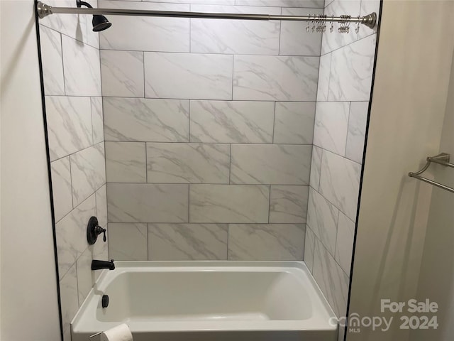 bathroom featuring tiled shower / bath