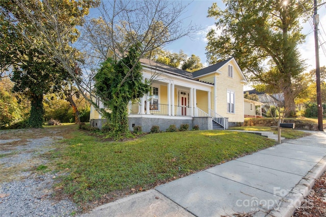 view of front facade featuring a front yard and a porch