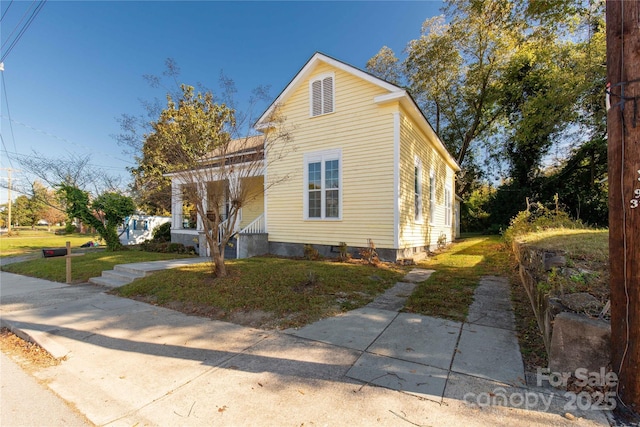 view of front facade with a front lawn