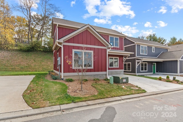 view of front of house featuring a front lawn