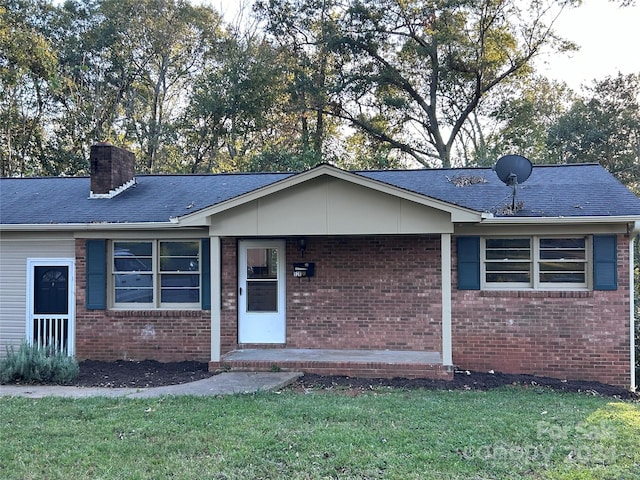 single story home featuring a front yard