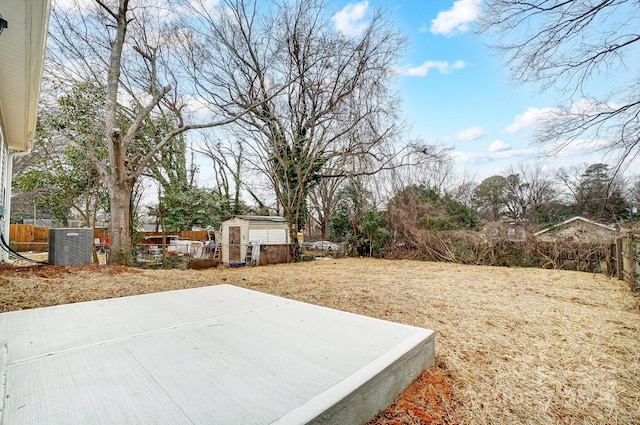 view of yard featuring a shed