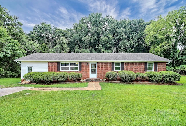 single story home featuring a front lawn