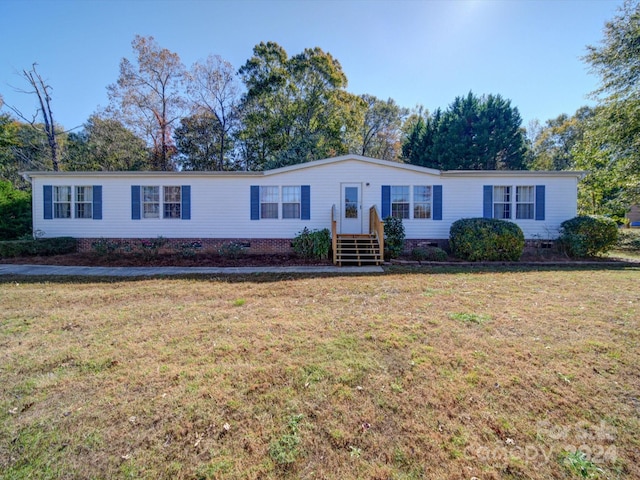 view of front of property featuring a front lawn