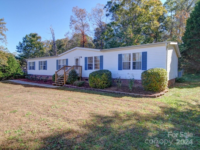 view of front of property featuring a front lawn