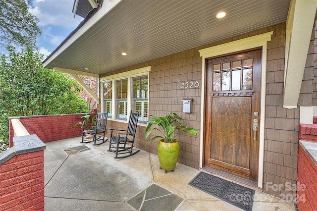 property entrance with covered porch