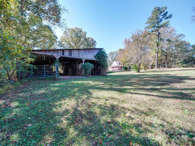 view of yard featuring an outbuilding