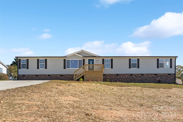 manufactured / mobile home featuring a front lawn