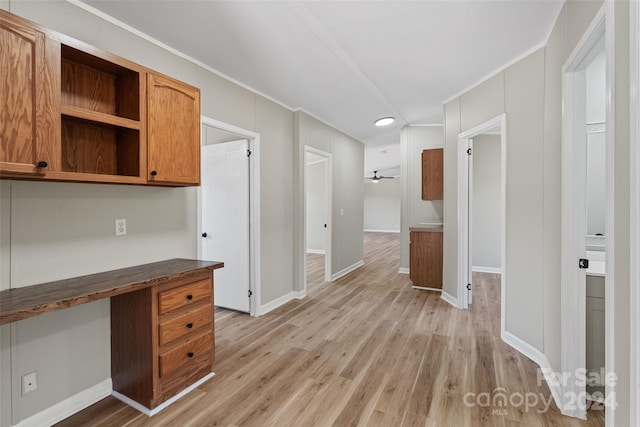 kitchen featuring light hardwood / wood-style floors, crown molding, and ceiling fan