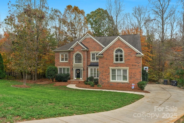 view of front facade featuring a front yard