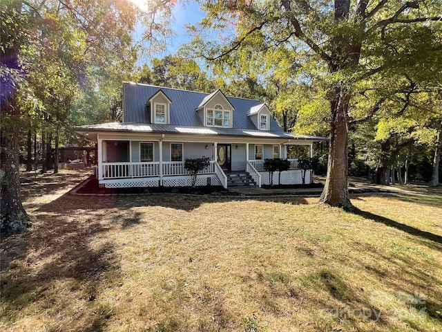 farmhouse-style home featuring a front lawn and a porch