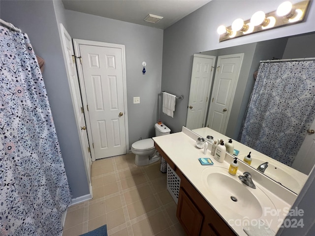 bathroom featuring vanity, a shower with shower curtain, and toilet