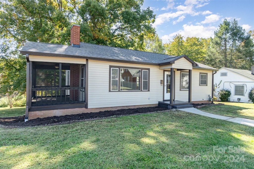 single story home with a front lawn