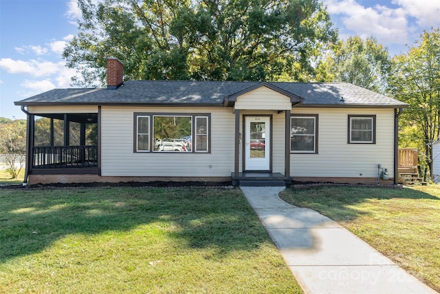 view of front of home featuring a front lawn