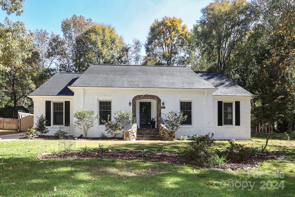 view of front of property with a front yard