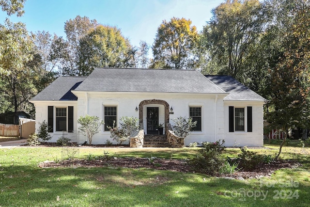 view of front of property with a front yard