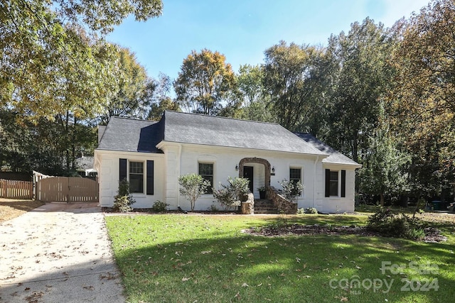 view of front of property with a front yard