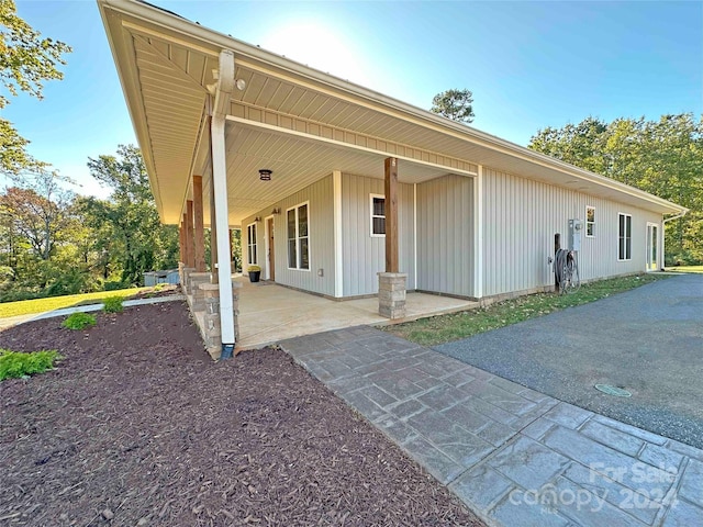 view of front of home featuring a patio area