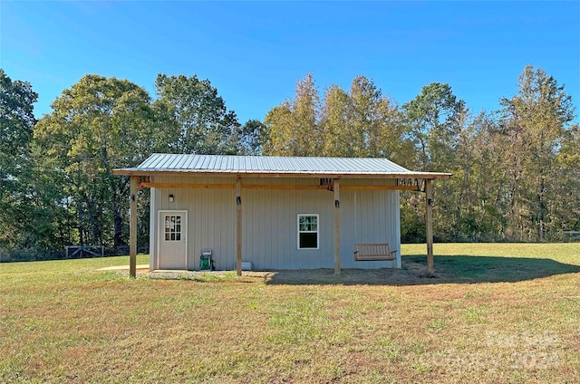 view of outdoor structure featuring a yard