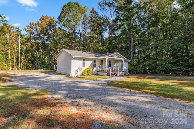 view of front of property featuring a front lawn and covered porch