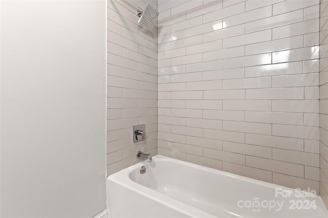 bathroom with tiled shower / bath combo