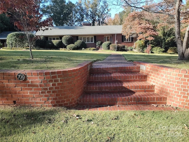 view of front facade with a front lawn