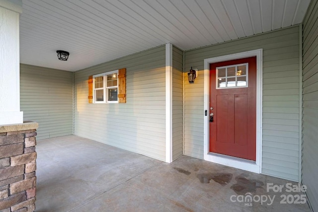 entrance to property featuring covered porch