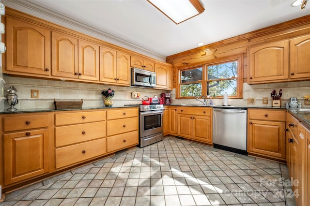 kitchen featuring backsplash, stainless steel appliances, and sink