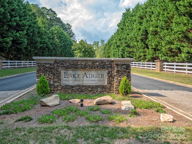 view of community / neighborhood sign