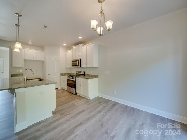 kitchen featuring sink, pendant lighting, appliances with stainless steel finishes, and light hardwood / wood-style flooring