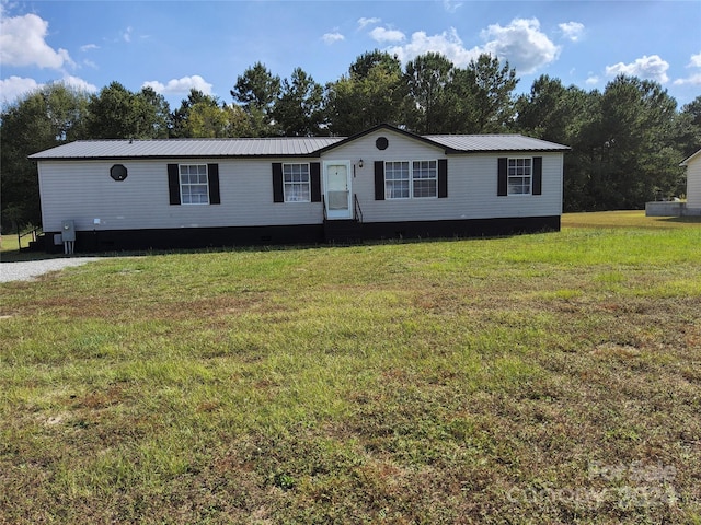 manufactured / mobile home featuring a front yard