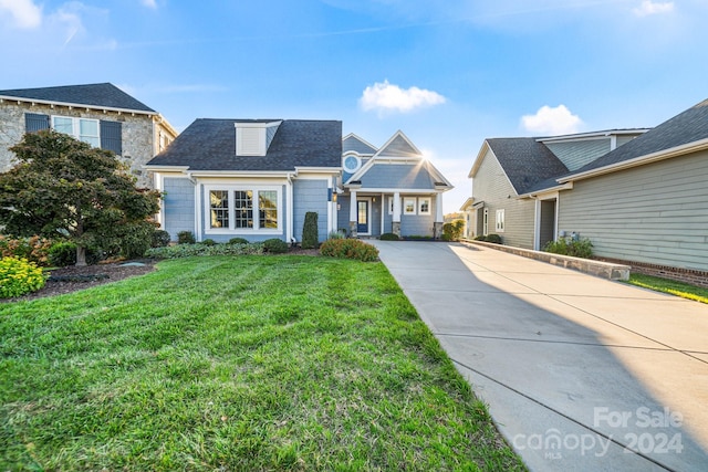 view of front of home featuring a front yard