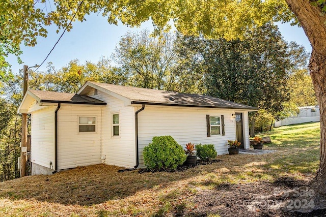 view of side of property featuring a yard